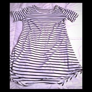 5/$15 💥Black and white striped crew tunic